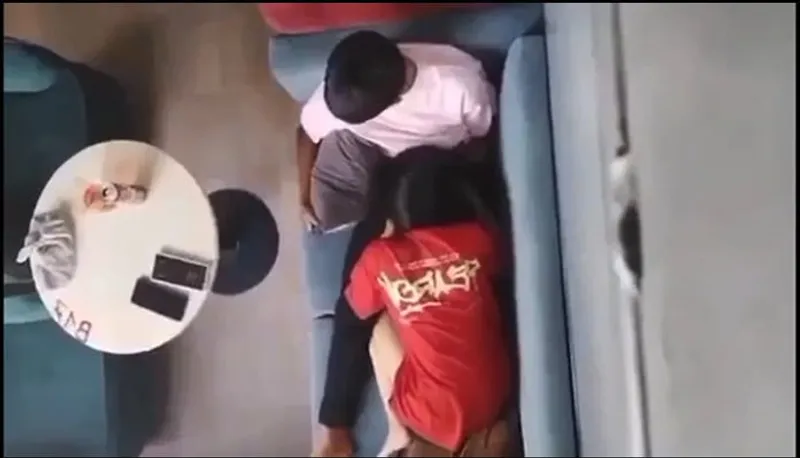 Quay lén em gái liếm bú cho em gái nơi công cộng